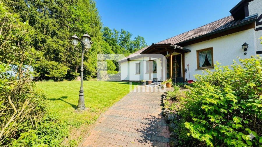 Altengerechtes Wohnen mit Charme: Großzügiger Bungalow auf großem Grundstück + Nebengebäude - Zugang zum Bungalow
